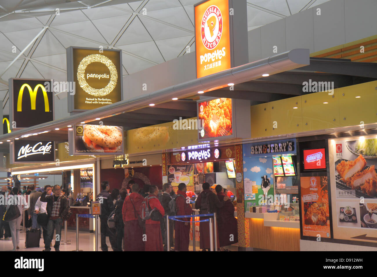 Cina,Asia,far East,Orient,Oriental,Hong Kong,International Airport,HKG,terminal,gate,interior,food Court plaza table tables casual dining,Pope Foto Stock