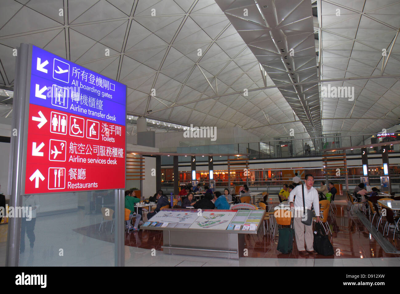 Cina,Asia,far East,Orient,Oriental,Hong Kong,International Airport,HKG,terminal,gate,insegne,informazioni,indicazioni,hanzi,Chinese,characters,Asian man Foto Stock