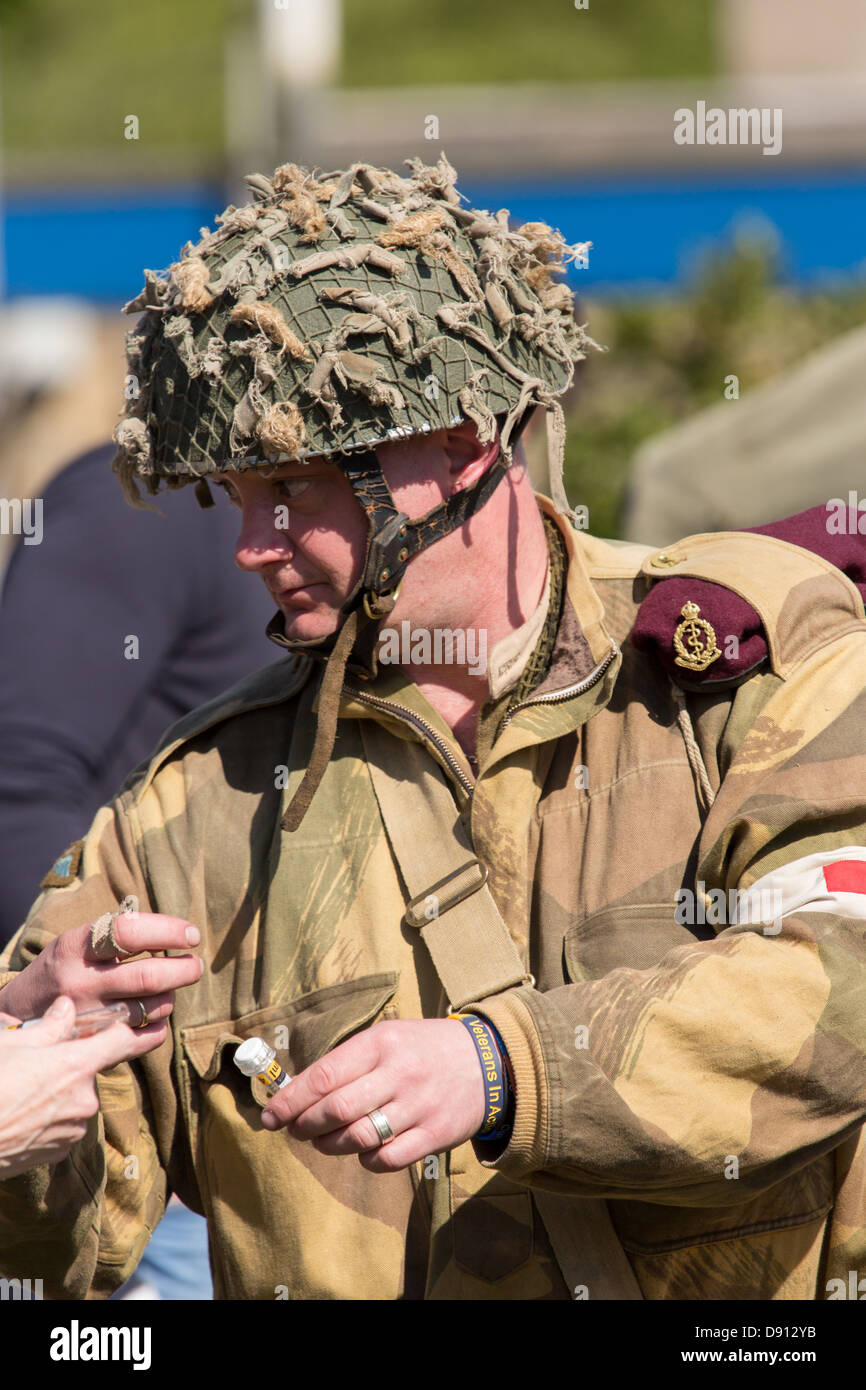 Guerra Mondiale 2 re-enactor vestito in British airborne uniforme militare a Ramsbottom 1940's weekend di guerra Foto Stock