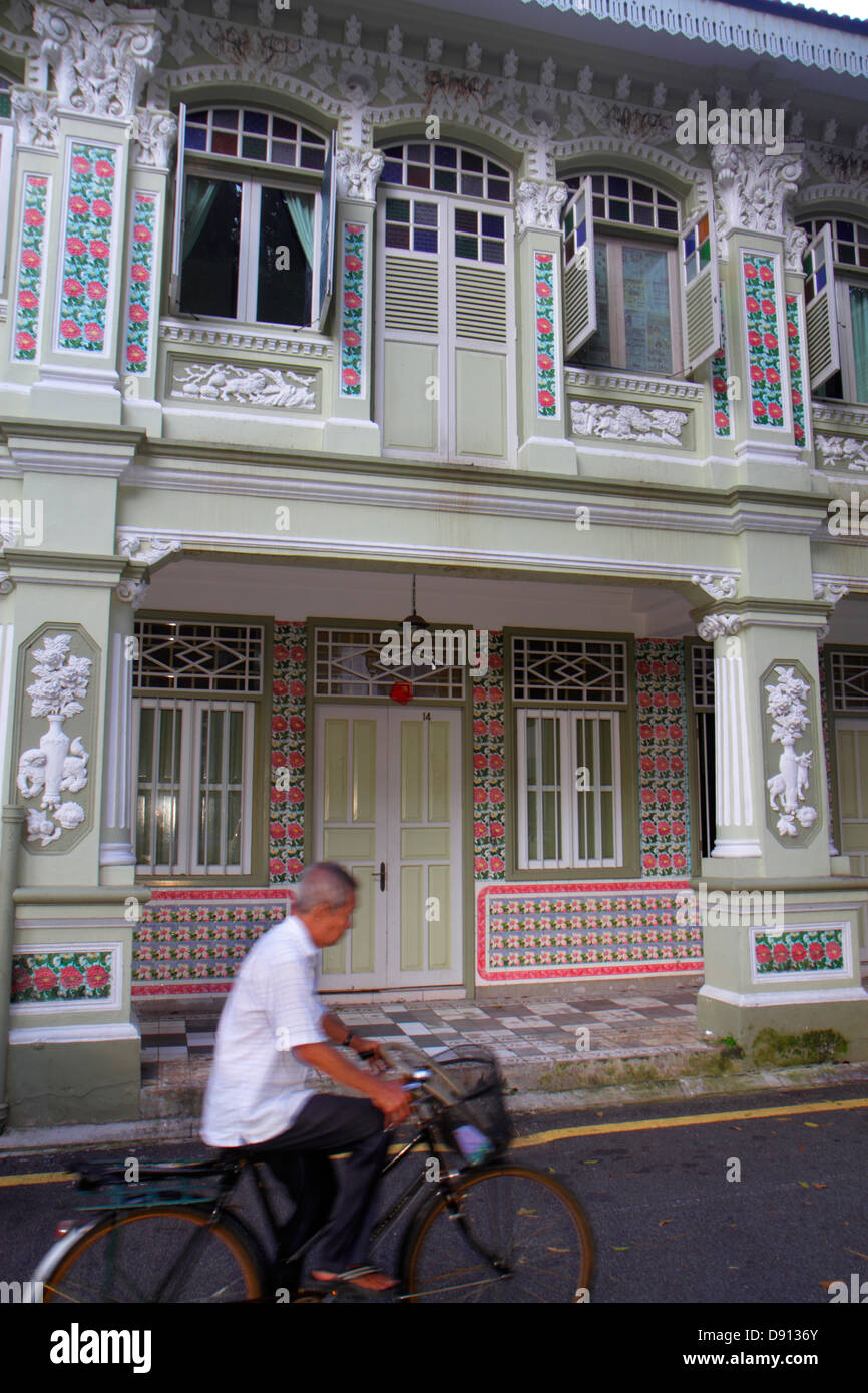 Singapore Petain Road, Petain Court, ristrutturato, negozi, piastrelle in ceramica, rose, uomo asiatico maschile, equitazione, bicicletta, bicicletta, equitazione, ciclismo, rider, costruzione, s Foto Stock