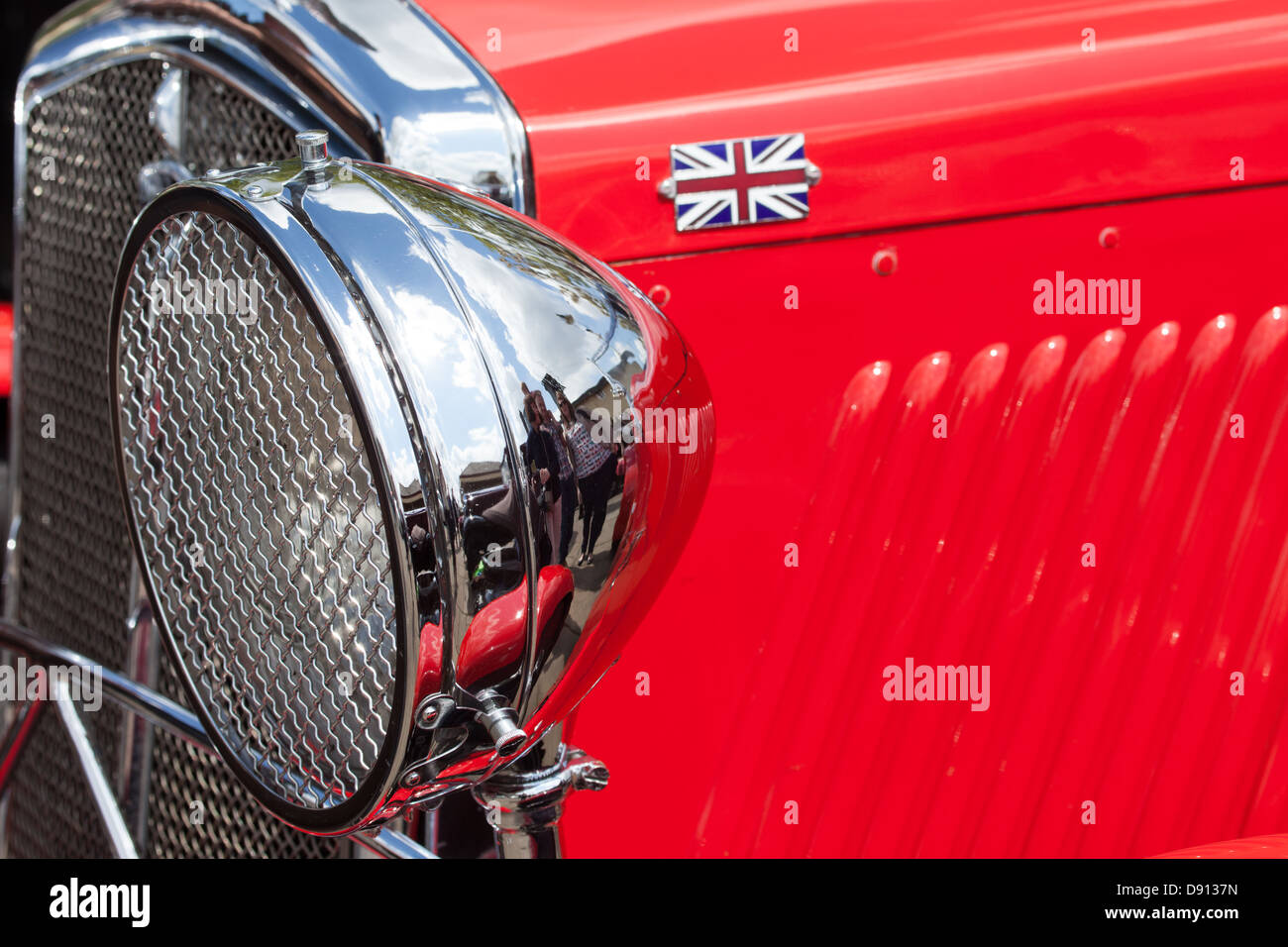La parte anteriore di un colore rosso brillante vintage auto sportiva Foto Stock