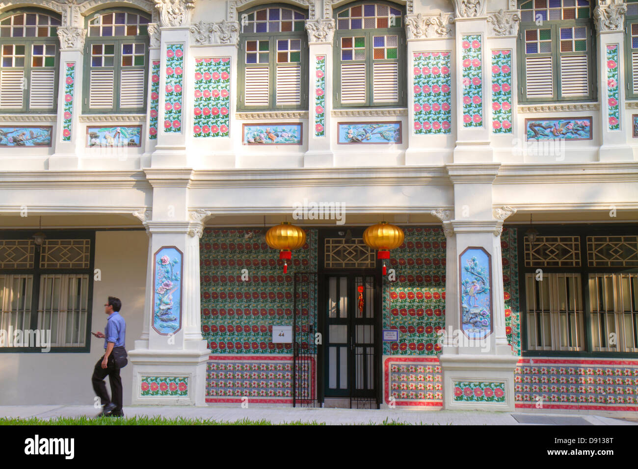 Singapore Petain Road, Petain Court, ristrutturato, negozi, piastrelle in porcellana, rose, residenza, uomo asiatico uomini maschio, Sing130131023 Foto Stock