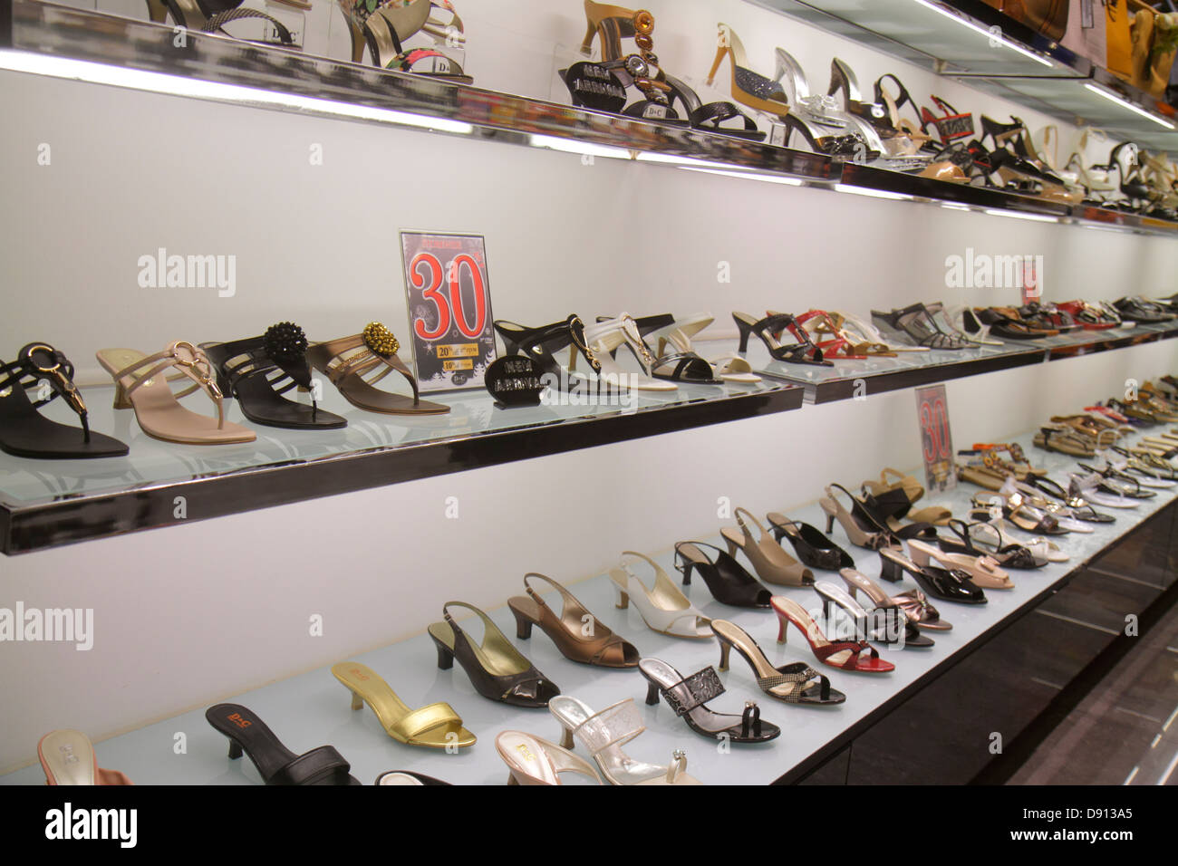 Singapore City Square Mall,vendita,vendita,vendita,vendita,scarpe,di  lusso,donna,Sing130131029 Foto stock - Alamy