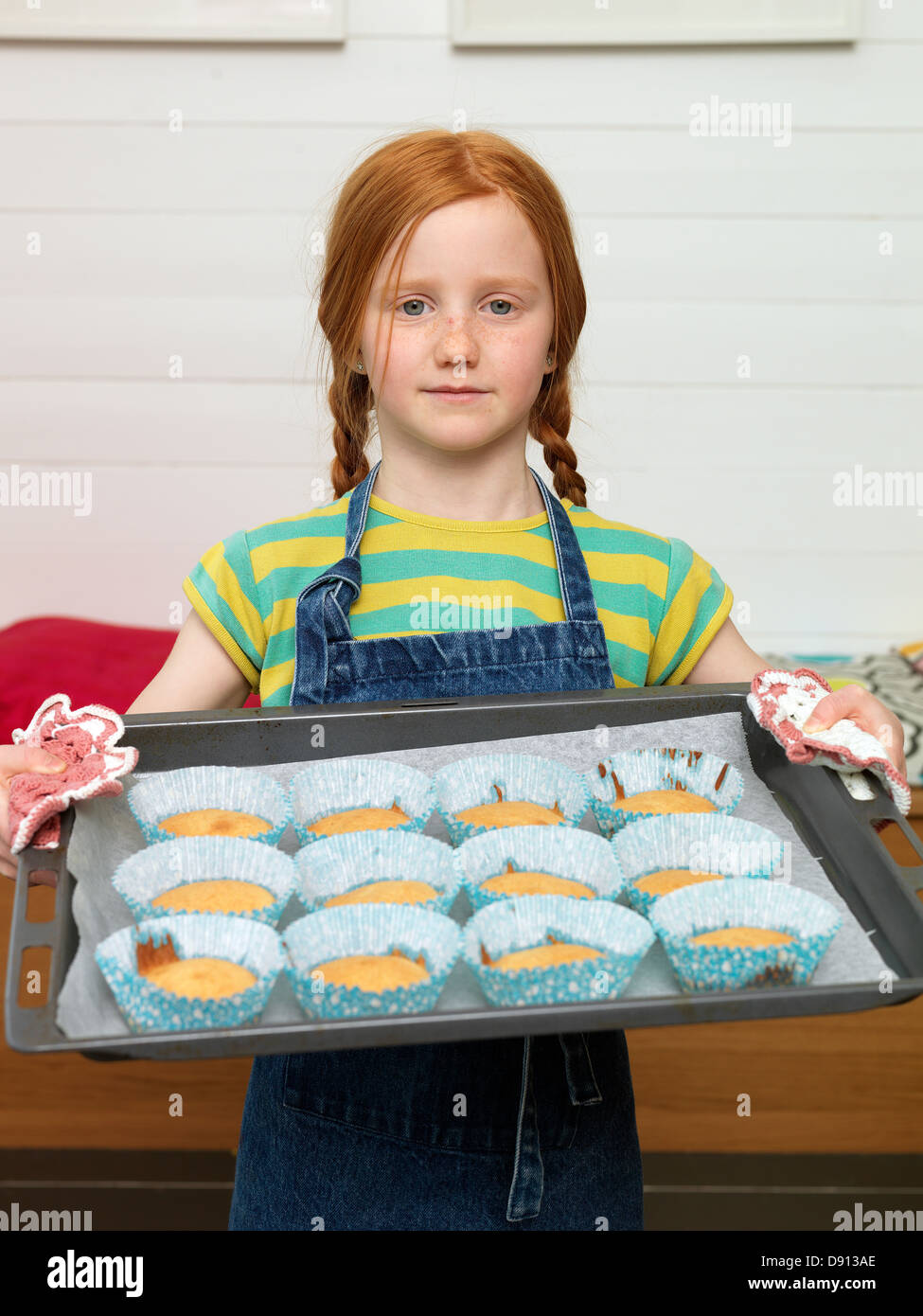 Ragazza tenendo il vassoio delle tortine Foto Stock