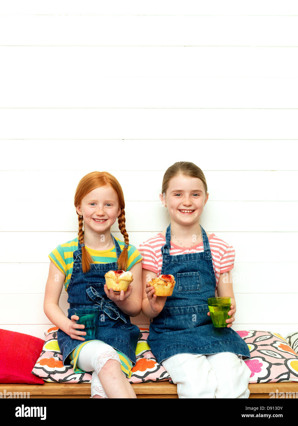 Due ragazze con tortine e limonata Foto Stock