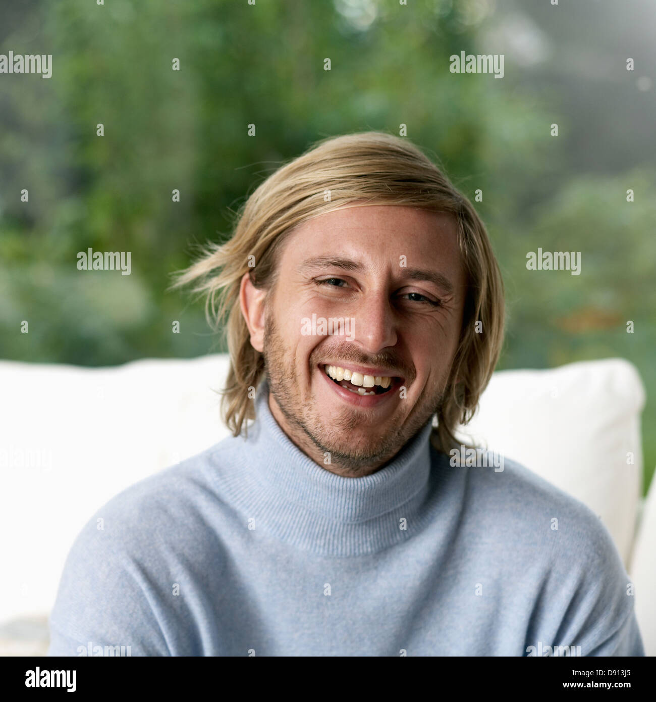 Ritratto di un giovane uomo sorridente, Svezia. Foto Stock