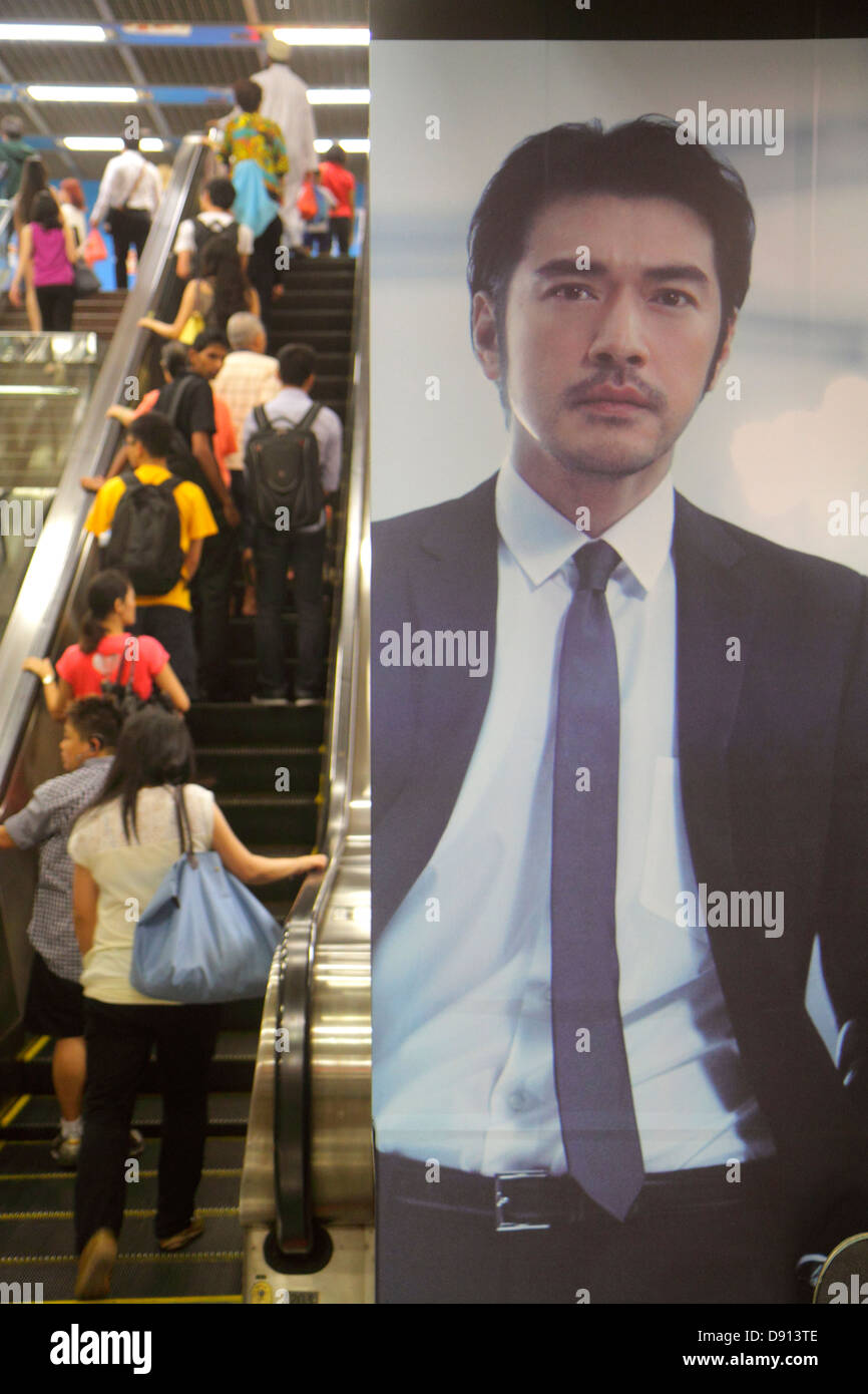 Singapore, City Hall MRT Station, East West Line, treno della metropolitana, trasporto pubblico, Asian Asians etnia immigranti minoranza, adulti uomo m Foto Stock