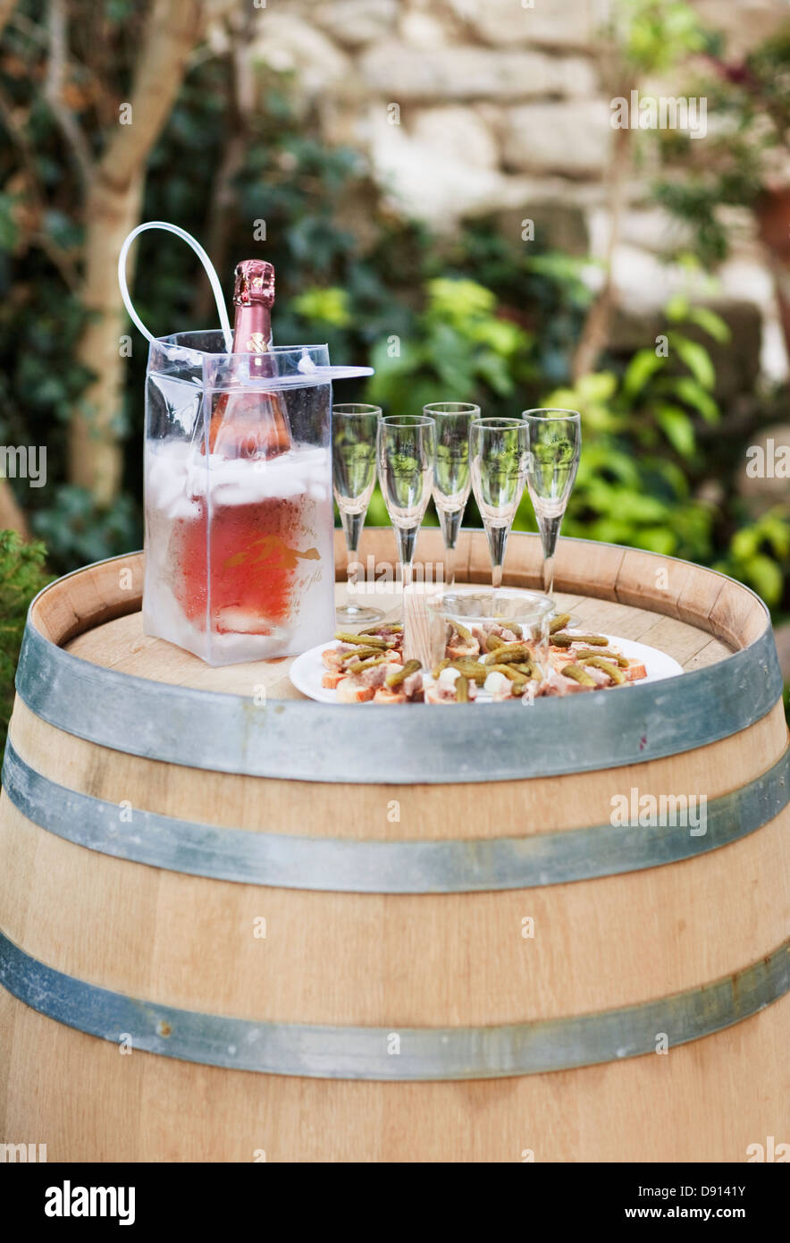 Champagne in ghiaccio con champagne flauti sul barile Foto Stock