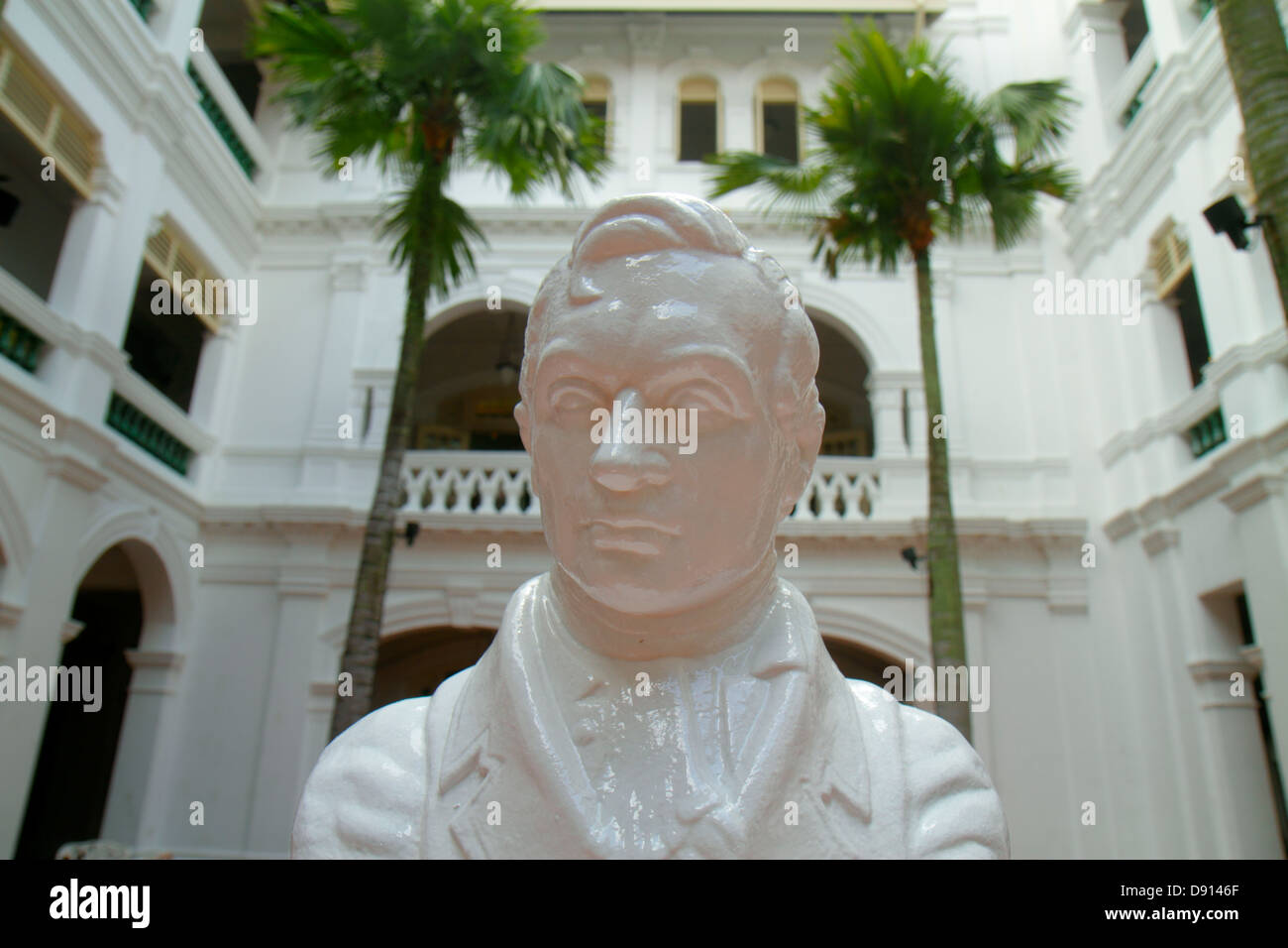 Singapore Raffles,hotel,Courtyard,Sir Thomas Stamford Raffles,fondatore,statua,busto,storico,Sing130201072 Foto Stock