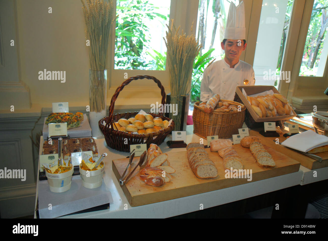 Singapore, Raffles, hotel, ristorante, ristoranti, ristoranti, ristoranti, caffè, tavolo in stile buffet, uomini asiatici maschi, panettiere, chef, lavoratori dipendenti che lavorano Foto Stock