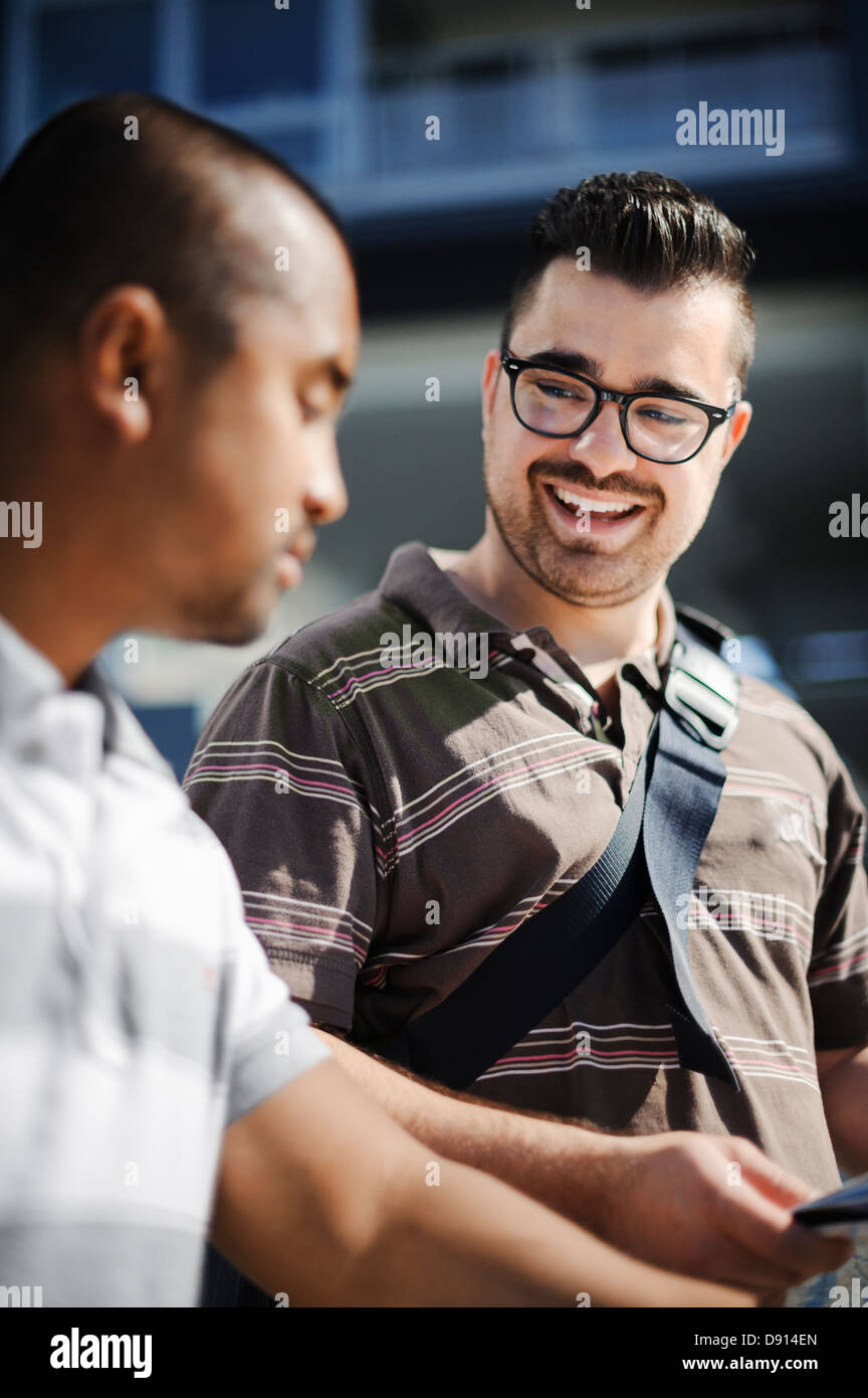 Due amici a parlare Foto Stock