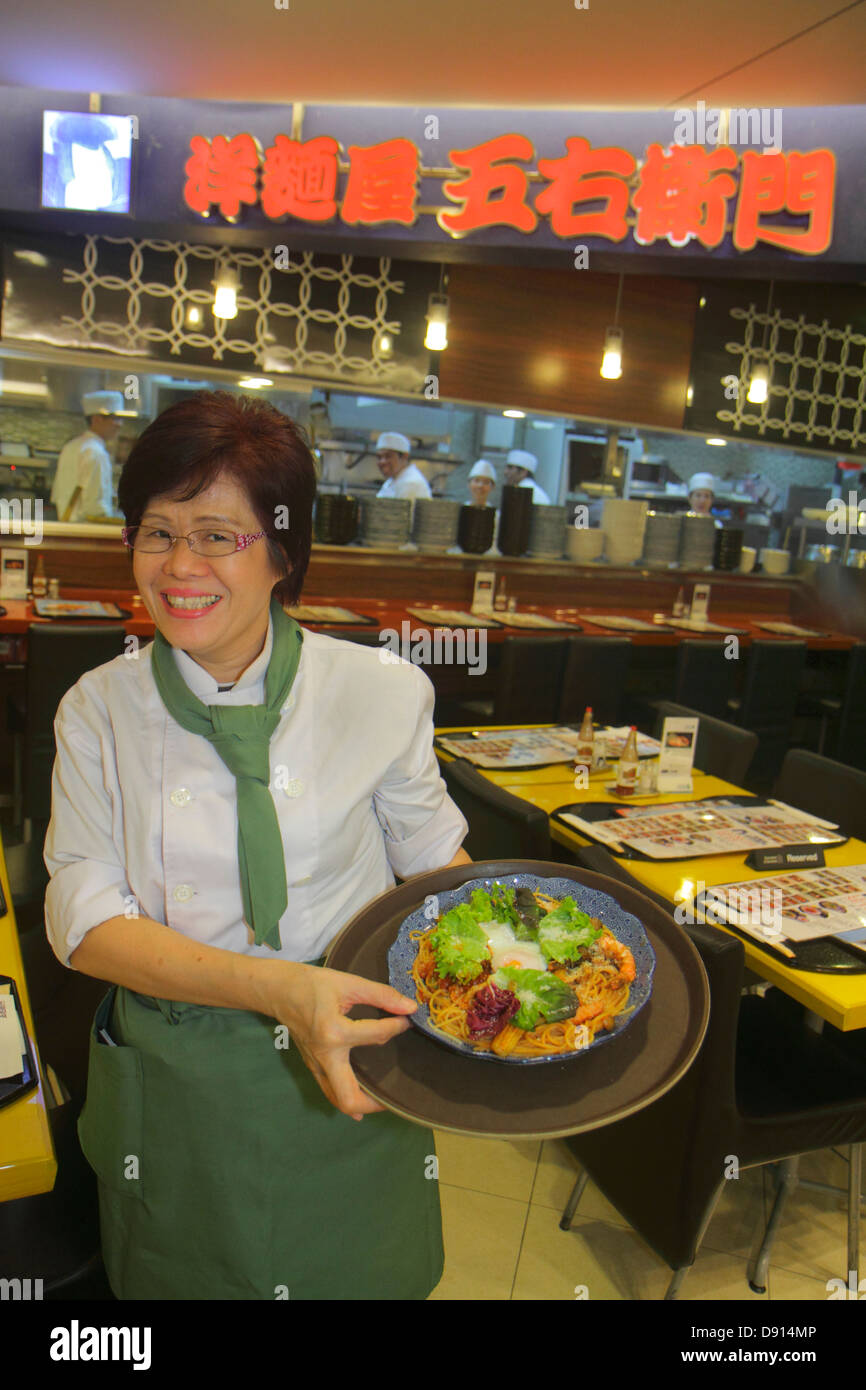 Singapore,Raffles City,shopping shopper shopper shopping shop negozi mercati di mercato acquisti vendita, negozi al dettaglio negozi business business business, centro, restau Foto Stock