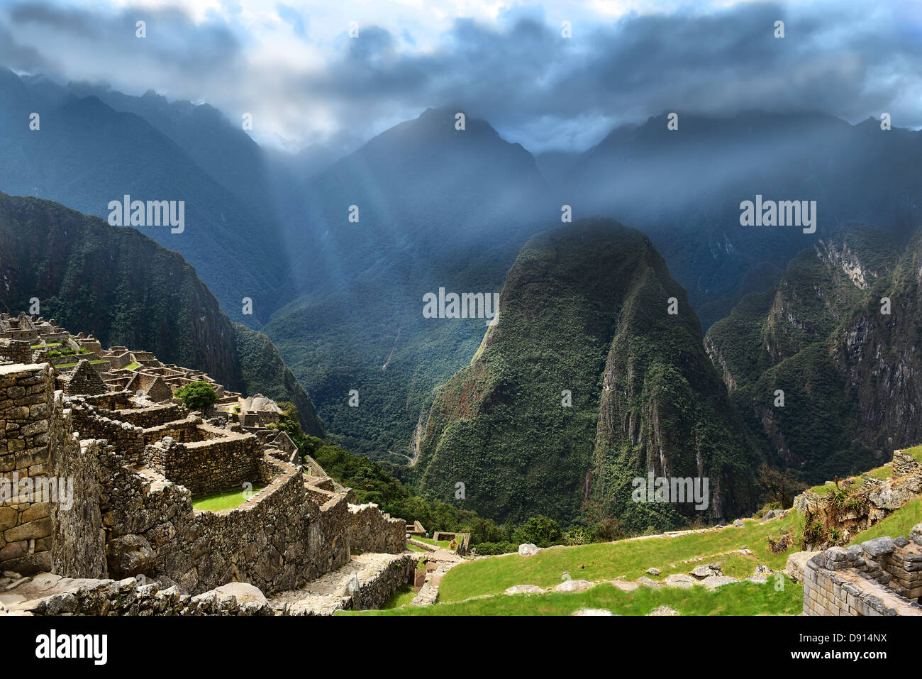 La Città perduta degli Incas. Raggi di sole sulle montagne scuro. Foto Stock