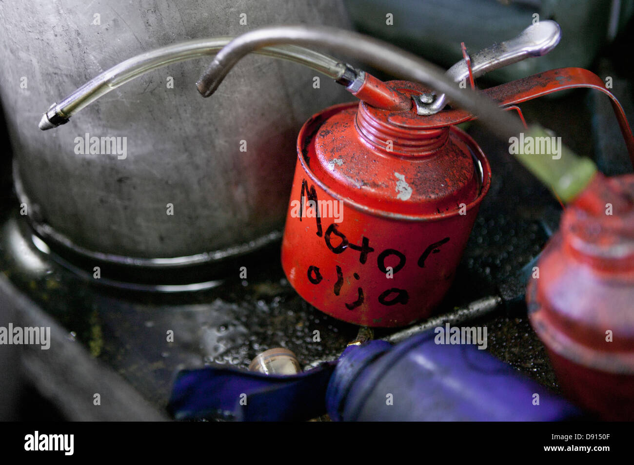 Olio in metallo può in negozio di riparazioni auto Foto Stock