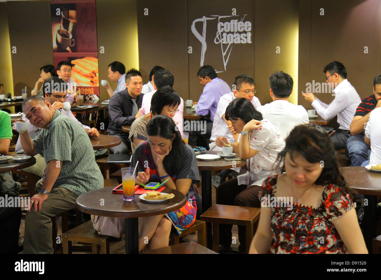 Singapore One Raffles Place, caffe' e toast, cafe', ristorante, ristoranti, ristoranti, ristoranti, cafe', caffe', uomini uomini asiatici, donne donne, interni interni, si Foto Stock