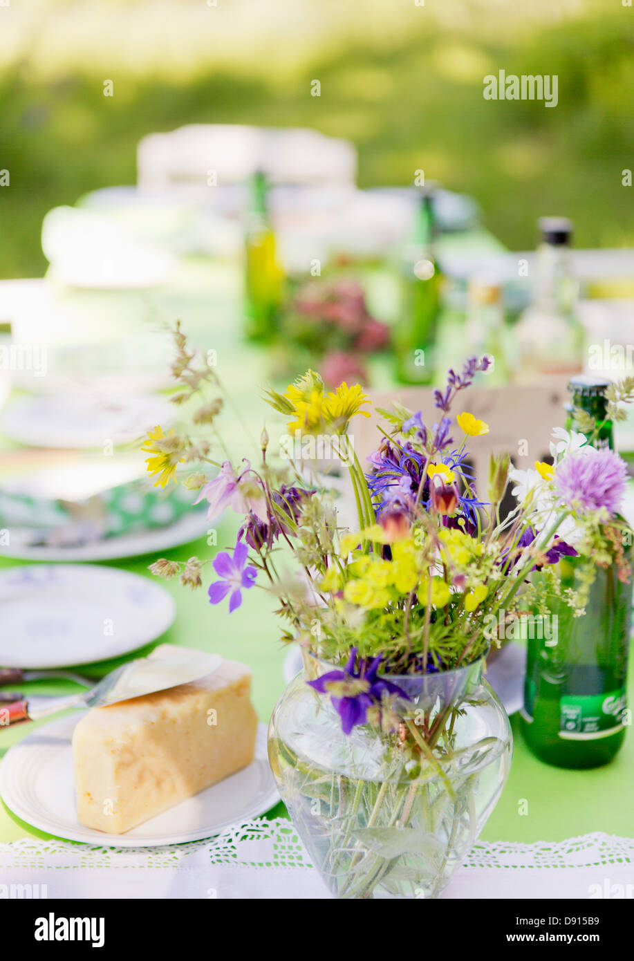 Bouquet fatto di fiori selvaggi sul tavolo per esterno Foto Stock