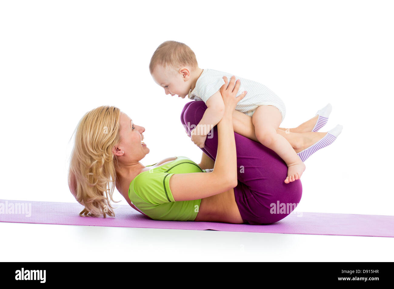 Madre con bambino facendo ginnastica ed esercizi per il fitness Foto Stock