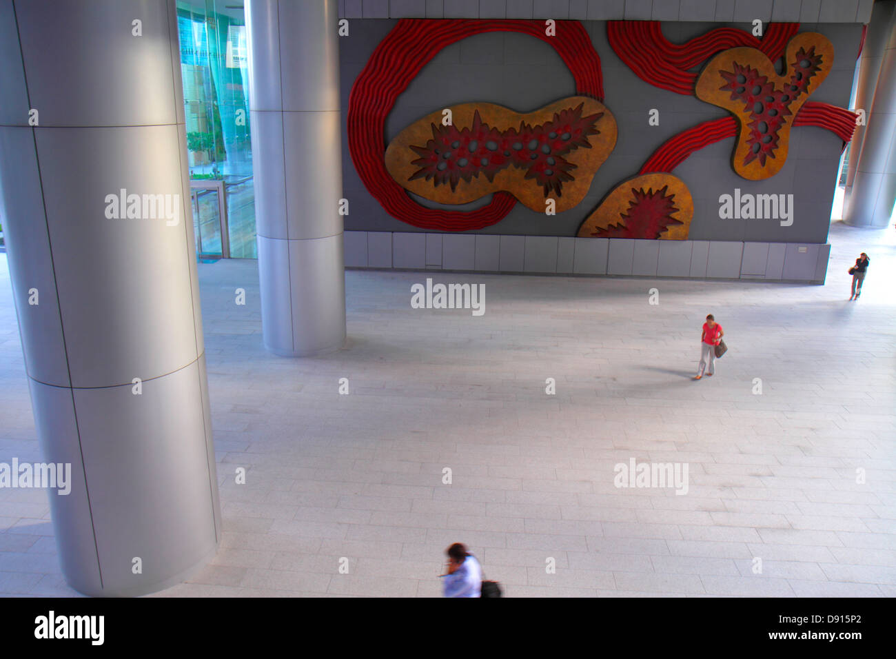 Singapore 50 Collyer Quay, edificio per uffici, plaza, pilastri, grande murale, arte, Sing130201217 Foto Stock