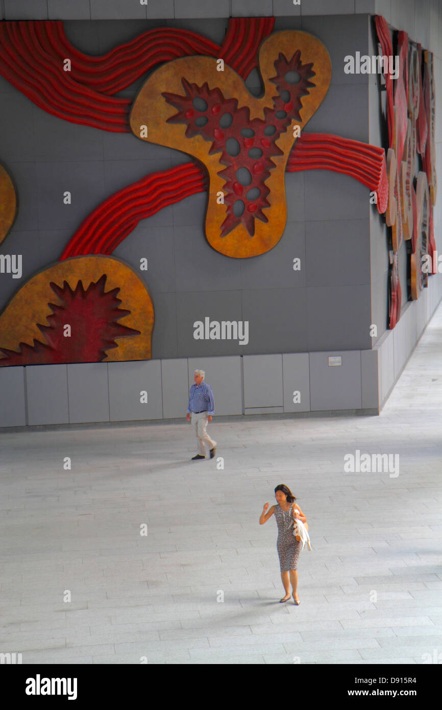 Singapore 50 Collyer Quay, edificio per uffici, plaza, grande murale, arte, donne asiatiche, Sing130201221 Foto Stock