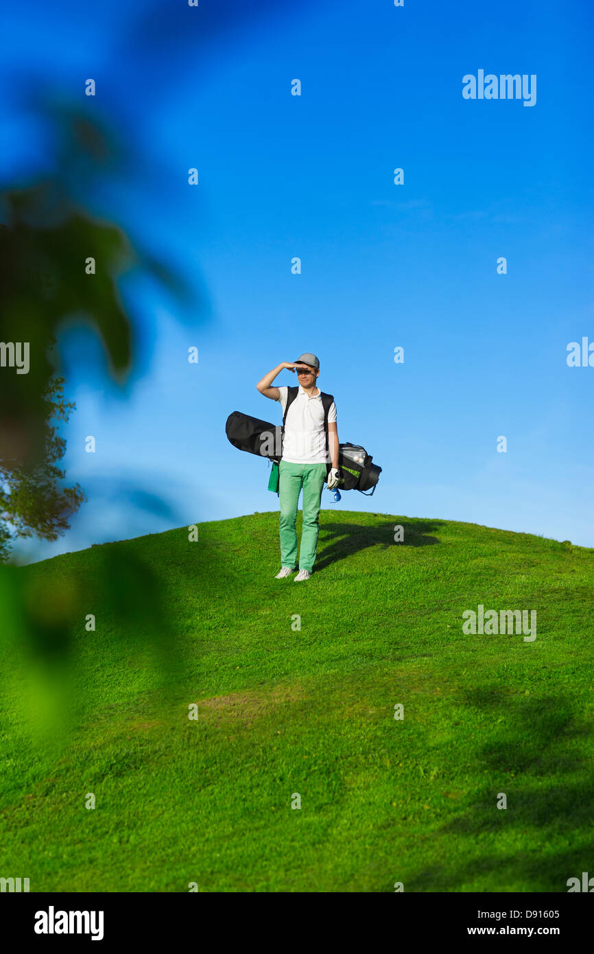 Uomo con borsa da golf Foto Stock