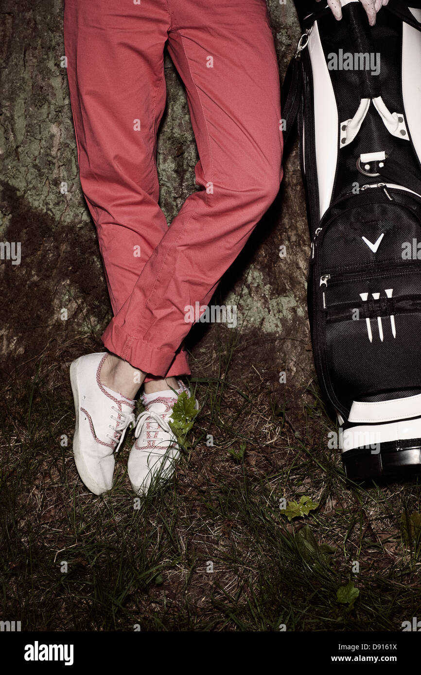 Donna con borsa da golf, sezione bassa Foto Stock