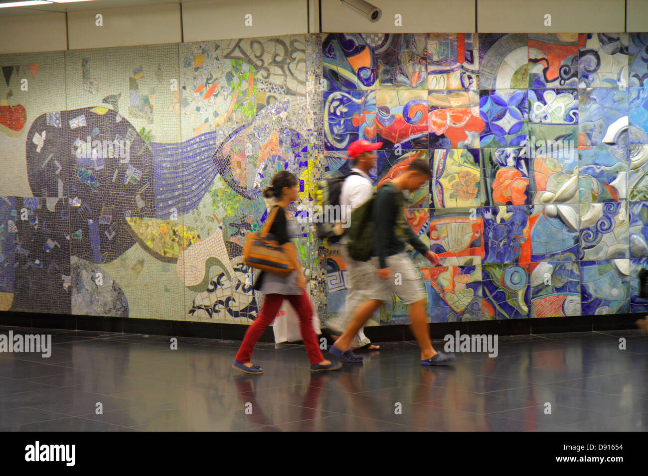 Singapore Dhoby Ghaut Stazione MRT, treno della metropolitana, pendolari, cavalieri, uomo asiatico uomini maschio, donna donne donne, murale, piastrelle in ceramica, arte pubblica, Sing130201242 Foto Stock