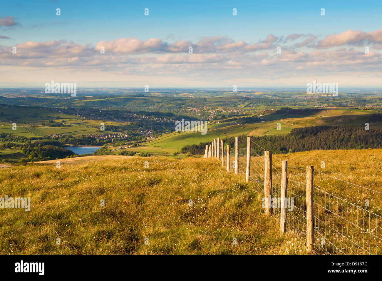 Vista dalla cima di lecci Moss, con le nuvole e il blu del cielo. Foto Stock