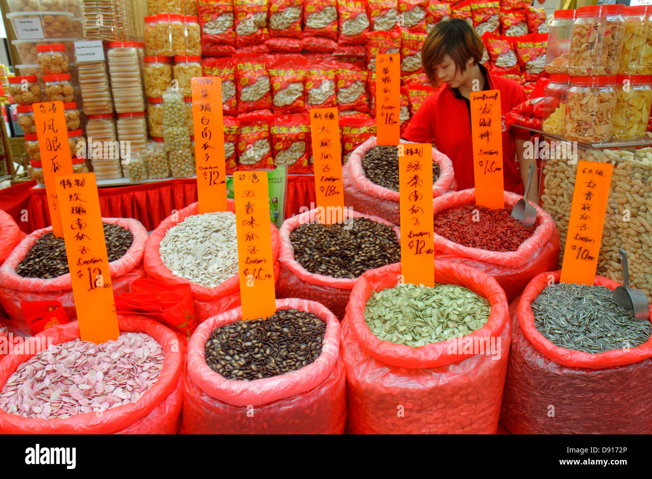 Singapore,Bugis Junction,shopping shopper shopper shopping negozi mercati di mercato acquisti di mercato vendere, negozi al dettaglio negozi business business business, semi, Foto Stock
