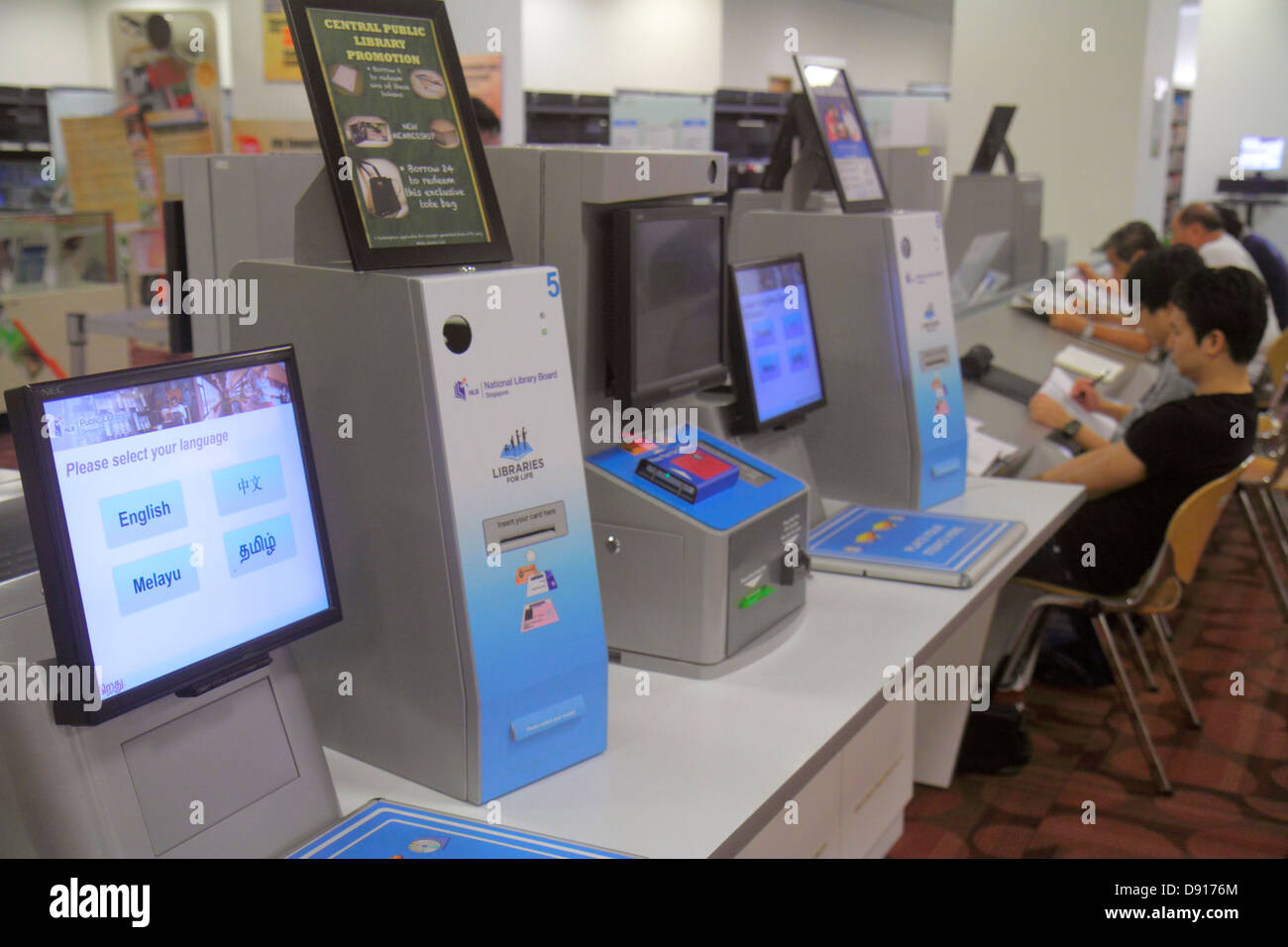 Singapore Middle Road,National Library,Central,public,Asian man men maschio,self-service,Sing130202059 Foto Stock