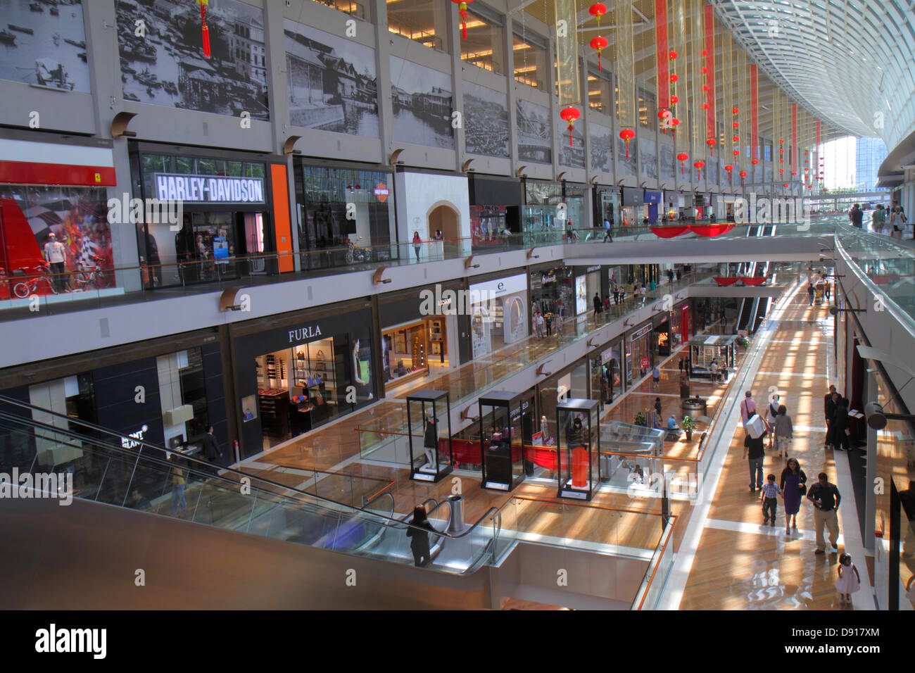 Singapore The Shoppes a Marina Bay Sands, negozi, shopping shopper shopping negozi di mercato mercati di mercato di acquisto di vendita, negozi al dettaglio negozi autobus Foto Stock