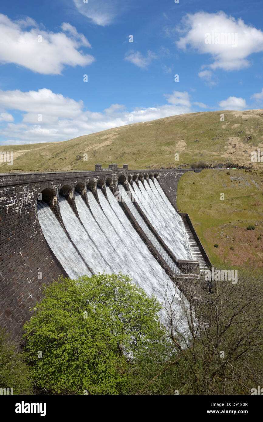 Il serbatoio Claerwen dam traboccante, Elan Valley Wales UK. Foto Stock