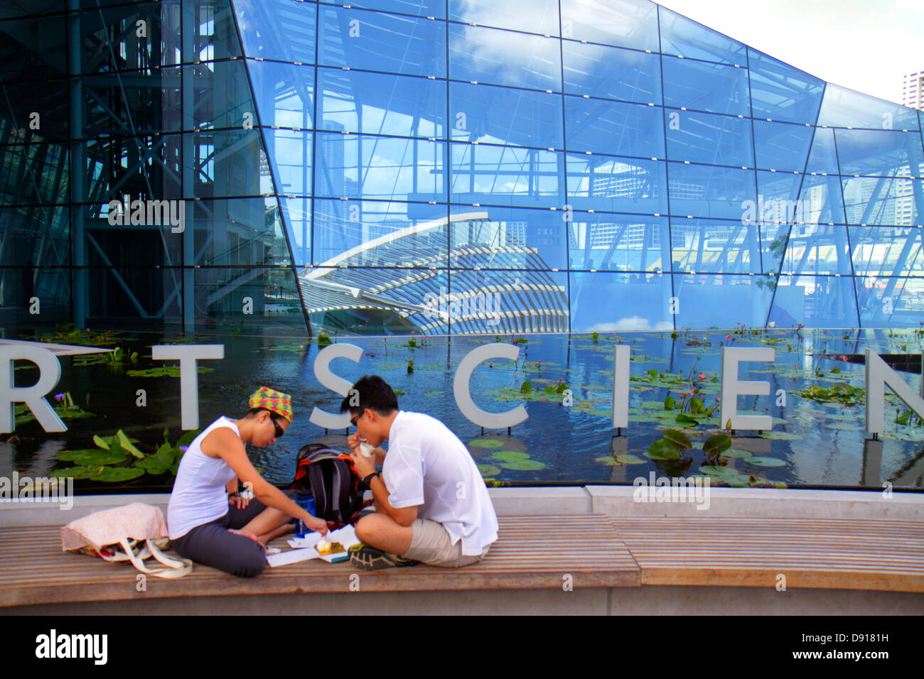 Singapore ArtScience Museum, uomo asiatico uomo maschio, donna donna donna donna, coppia, esterno, Sing130202106 Foto Stock
