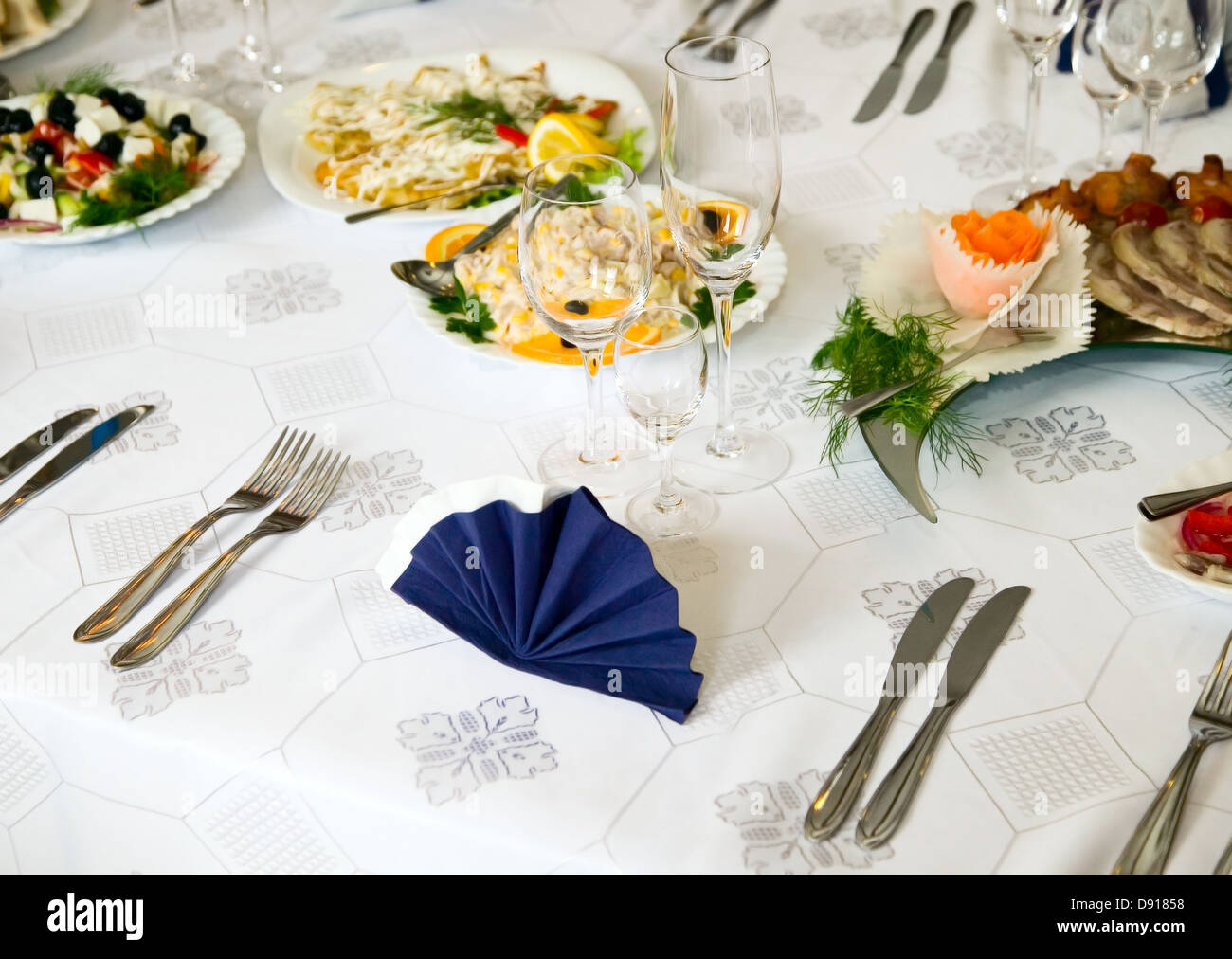 Tabella di nozze con forche, bicchieri da vino, coltelli e cibo Foto Stock