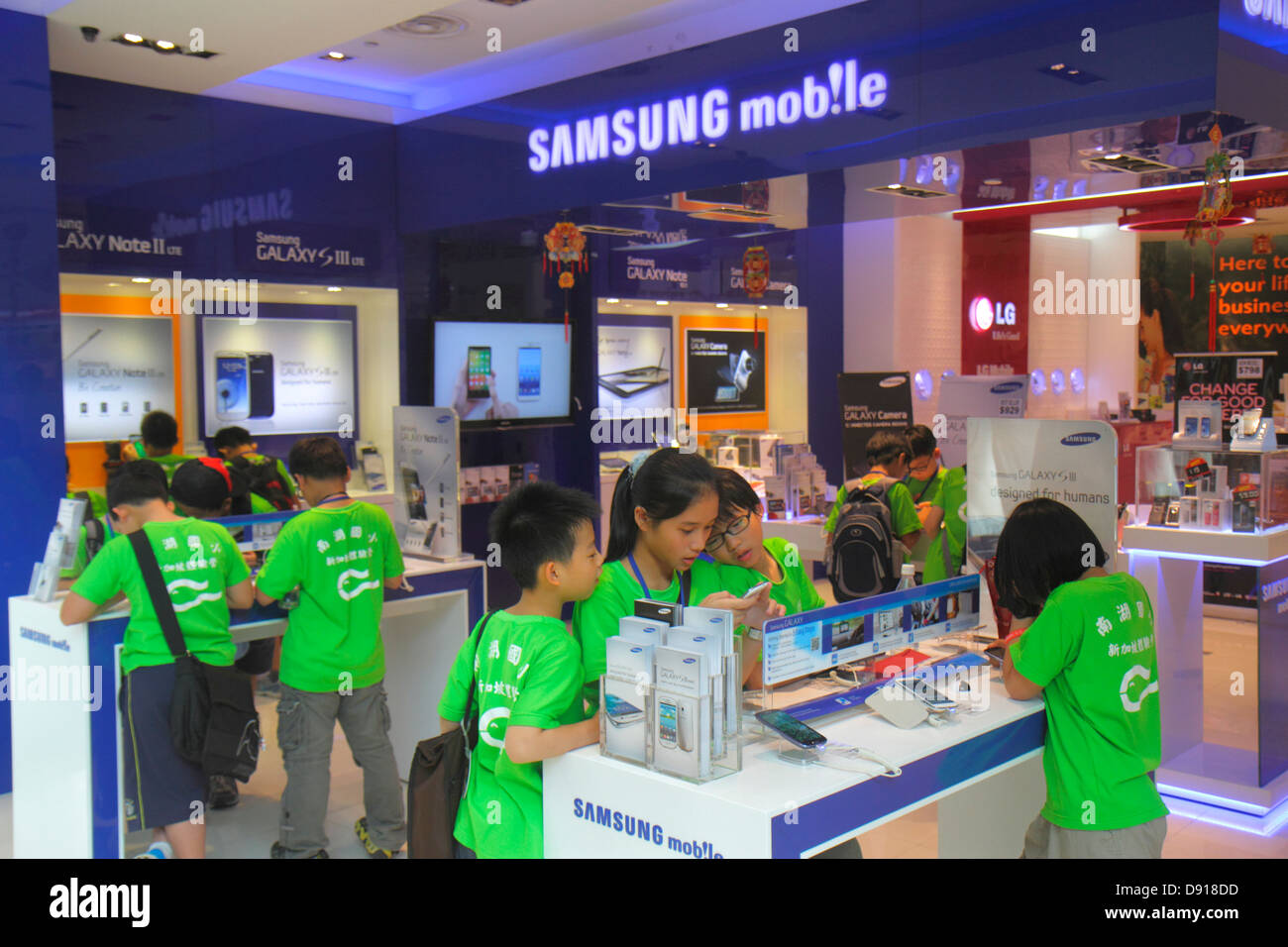 Singapore, The Shoppes at Marina Bay Sands, negozi, shopping shopper shopping negozi di mercato mercati di mercato di acquisto di vendita, negozi al dettaglio autobus Foto Stock