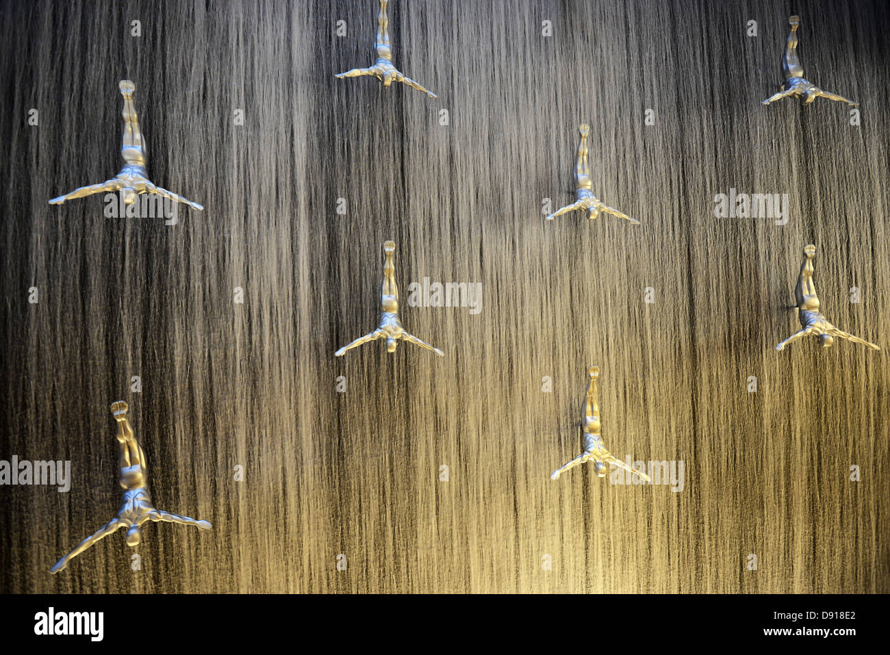 Il centro commerciale di Dubai. Immersioni subacquee uomini scultura, sub diving statue d'arte nel centro commerciale di Dubai, Dubai, Emirati Arabi Uniti Foto Stock