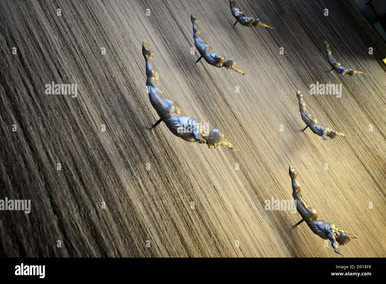 Il centro commerciale di Dubai. Immersioni subacquee uomini scultura, sub diving statue d'arte nel centro commerciale di Dubai, Dubai, Emirati Arabi Uniti Foto Stock