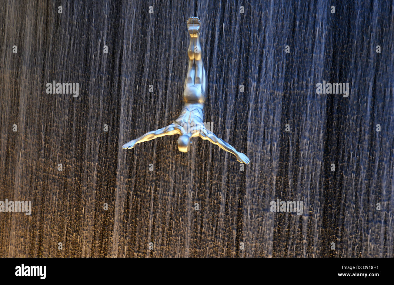 Il centro commerciale di Dubai. Immersioni subacquee uomini scultura, sub diving statue d'arte nel centro commerciale di Dubai, Dubai, Emirati Arabi Uniti Foto Stock