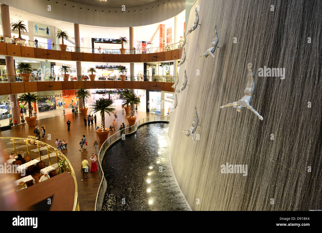 Il centro commerciale di Dubai. Immersioni subacquee uomini scultura, sub diving statue d'arte nel centro commerciale di Dubai, Dubai, Emirati Arabi Uniti Foto Stock