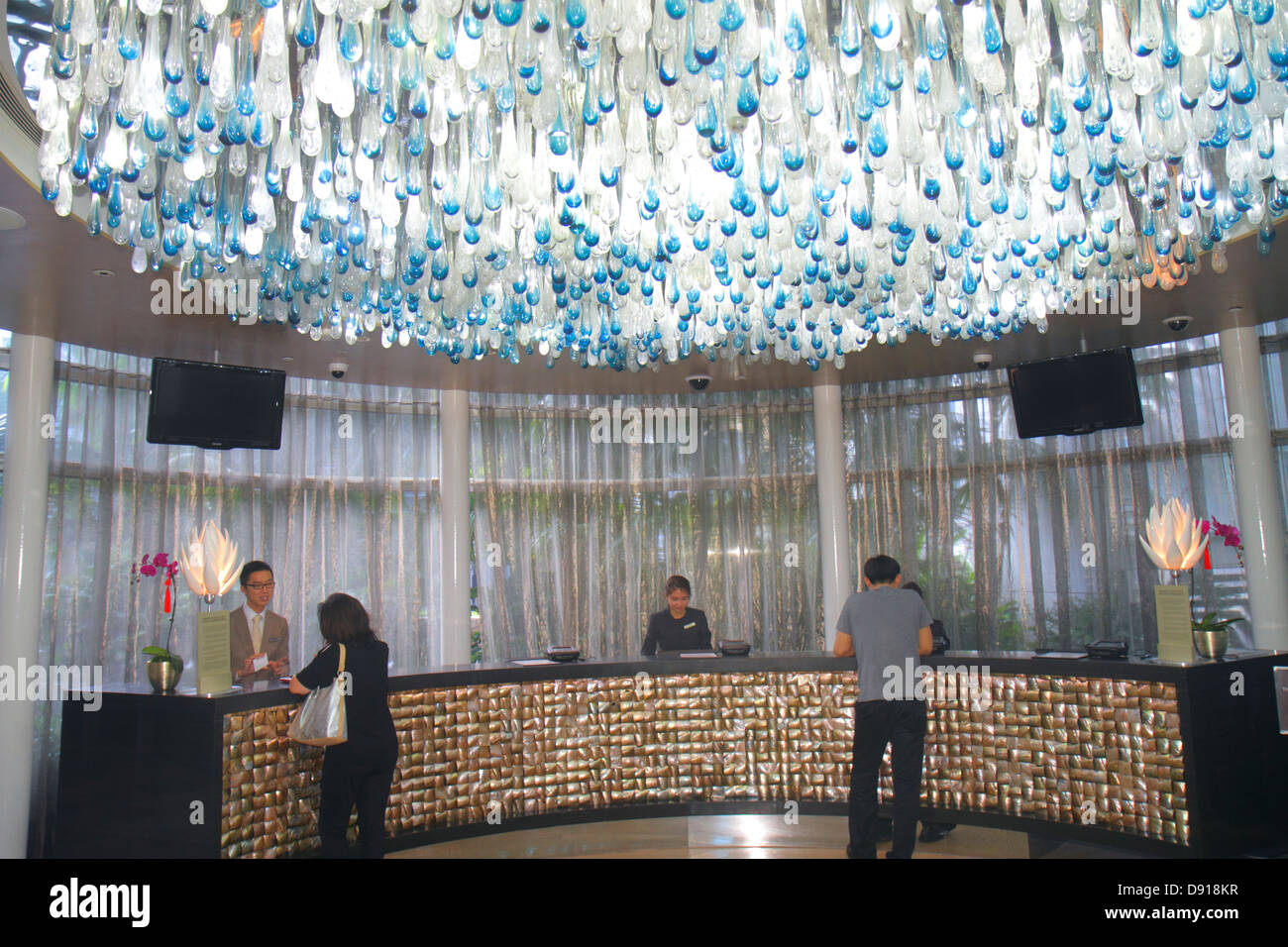 Singapore Marina Bay Sands,hotel,hall,reception check in reception prenotazioni registrazione registro, check-in,uomo asiatico maschio,donna Foto Stock