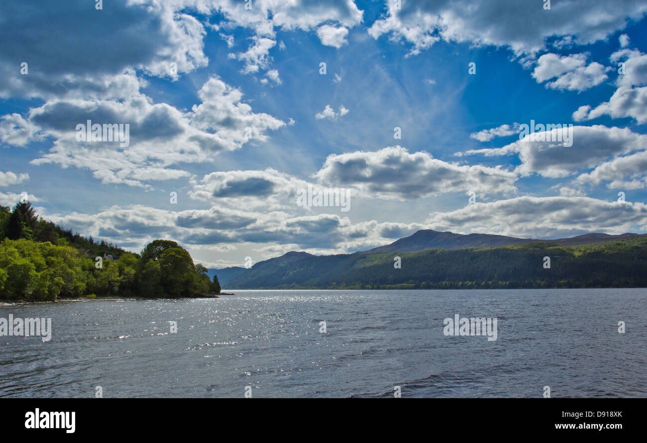 LOCH NESS IN PRIMAVERA CON FAIR weather Nuvole Foto Stock