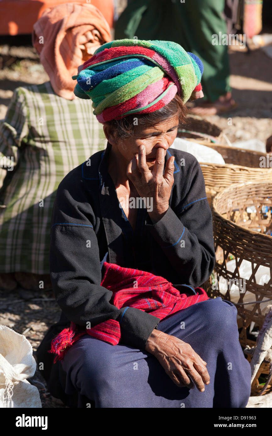 La colorata vecchia donna sul giorno di mercato a un piccolo villaggio sul Lago Inle, Myanmar 4 Foto Stock