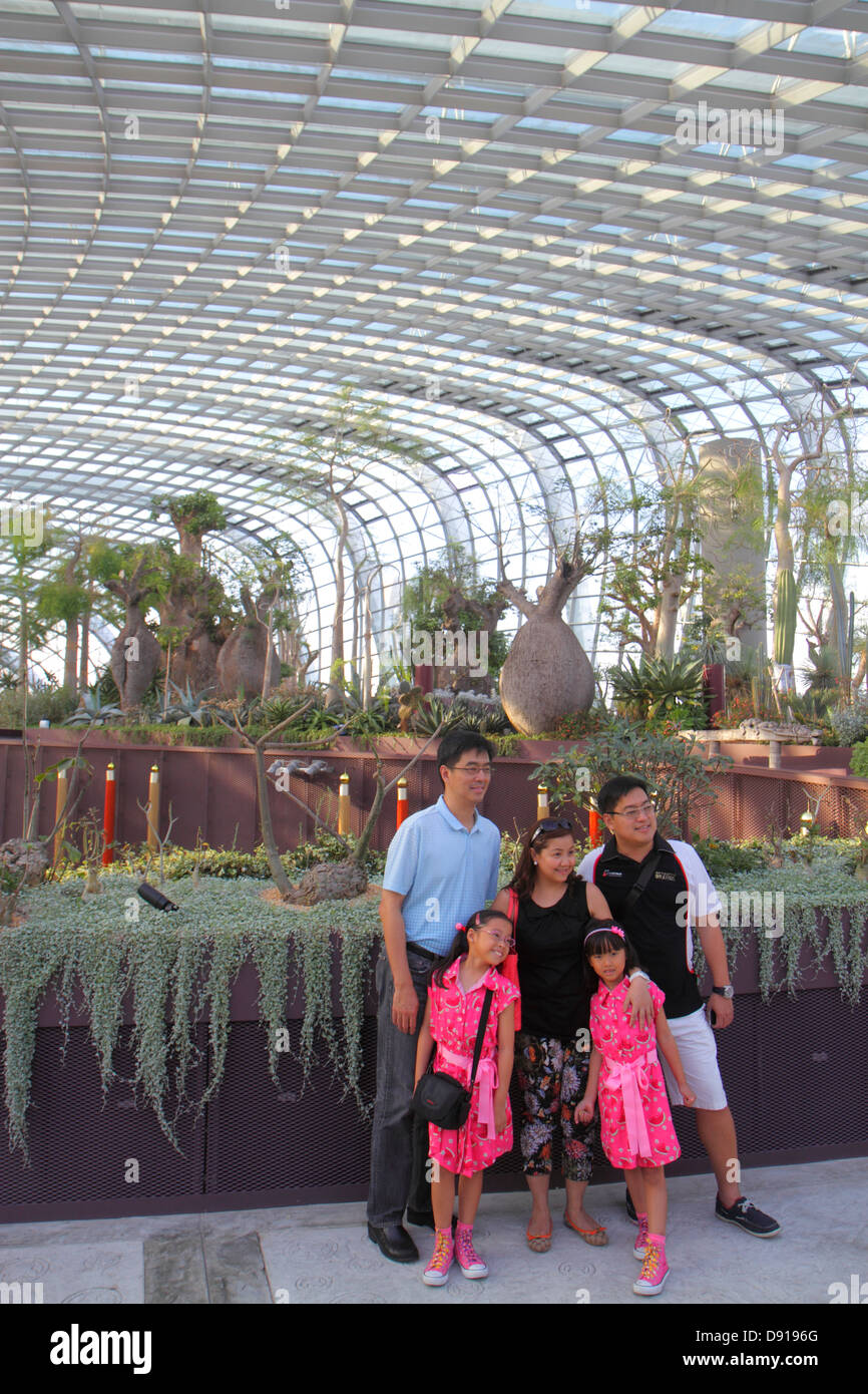 Singapore Gardens by the Bay, parco, Flower Dome, serra, uomo asiatico uomo maschio, padre, genitori, adulti adulti, donna donna donne, madre, genitore, genitore Foto Stock