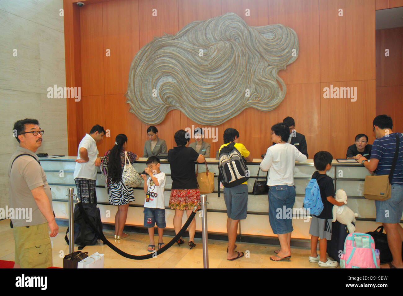 Singapore,Marina Bay Sands,hotel,hall,reception check in reception prenotazione registrazione registro prenotazioni,check-in,uomo asiatico uomo maschio,donna Foto Stock