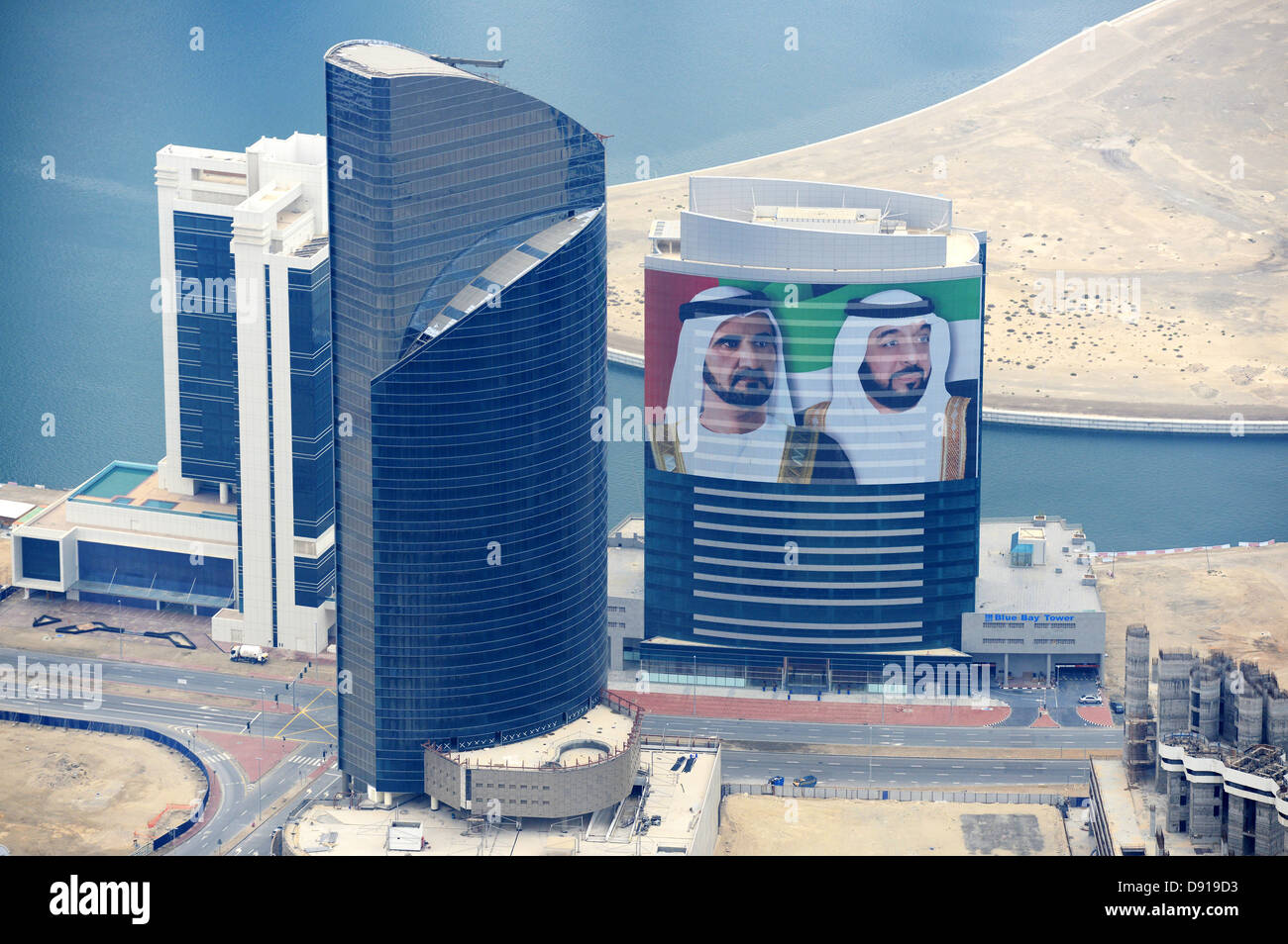 Sheikh Mohammed Bin Rashid Al Maktoum, Primo Ministro, il suo ritratto adorna di molti edifici in Dubai Emirati Arabi Uniti Foto Stock