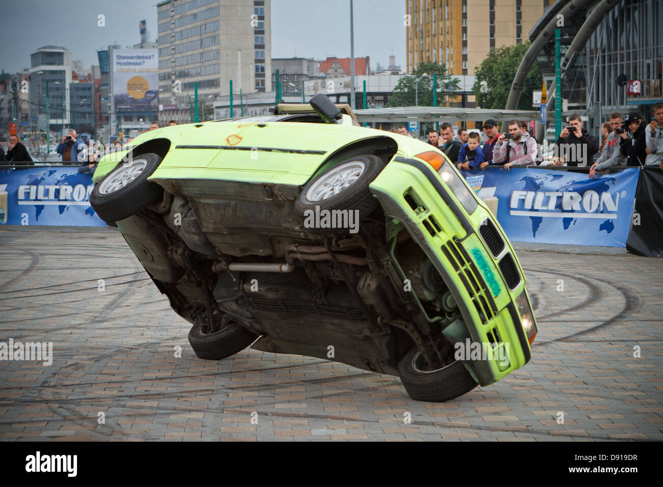 Auto stunt show. Car guida su due ruote. Katowice in Polonia Foto stock -  Alamy