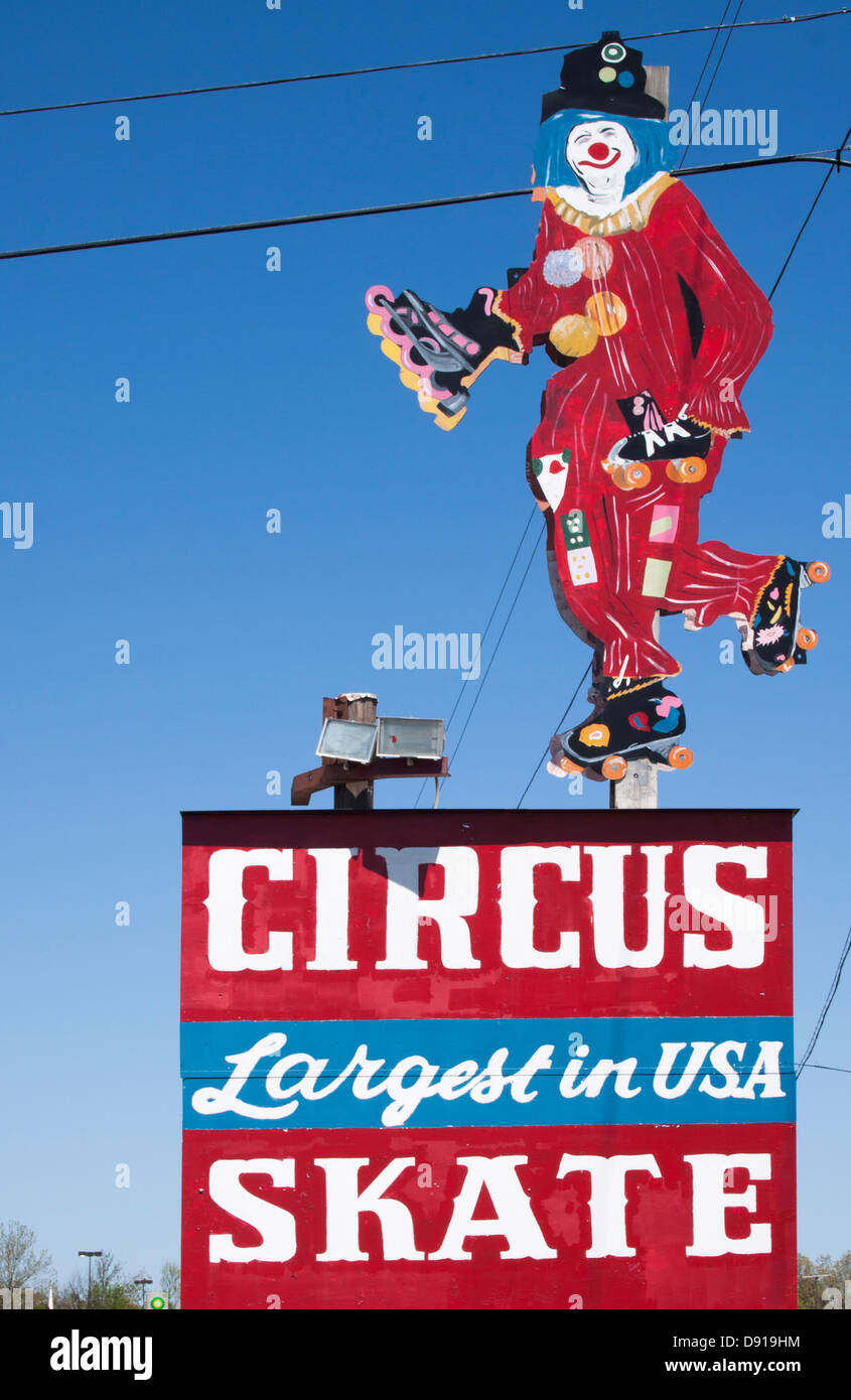 Un colorato clown decora il cartello rétro Circus Skate a Murray, Kentucky, catturando la classica americana a bordo strada e il divertimento del pattinaggio d'epoca. Foto Stock