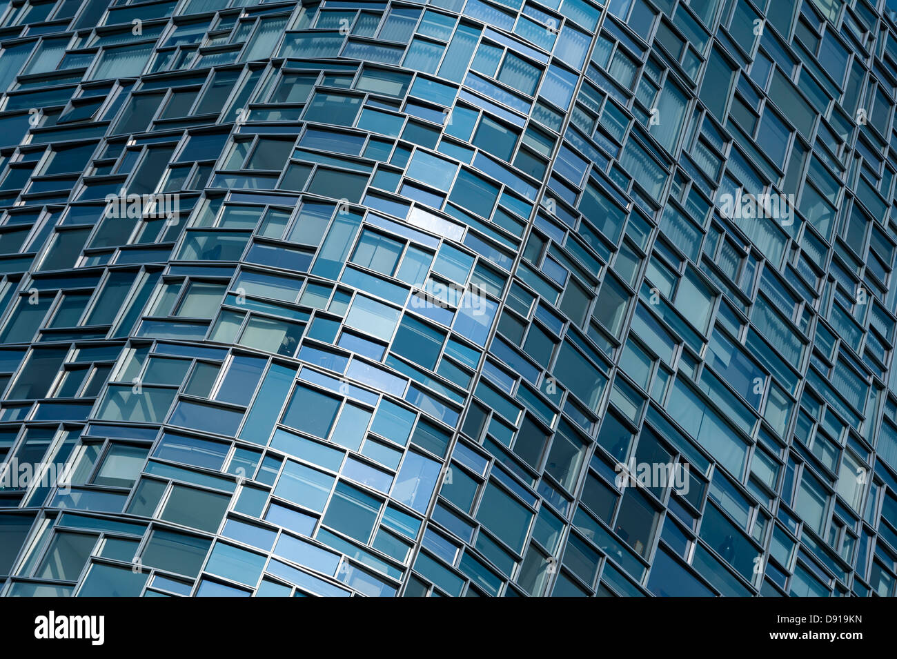 Facciata vetrata di un appartamento edificio progettato dall architetto francese Jean Nouvel Foto Stock