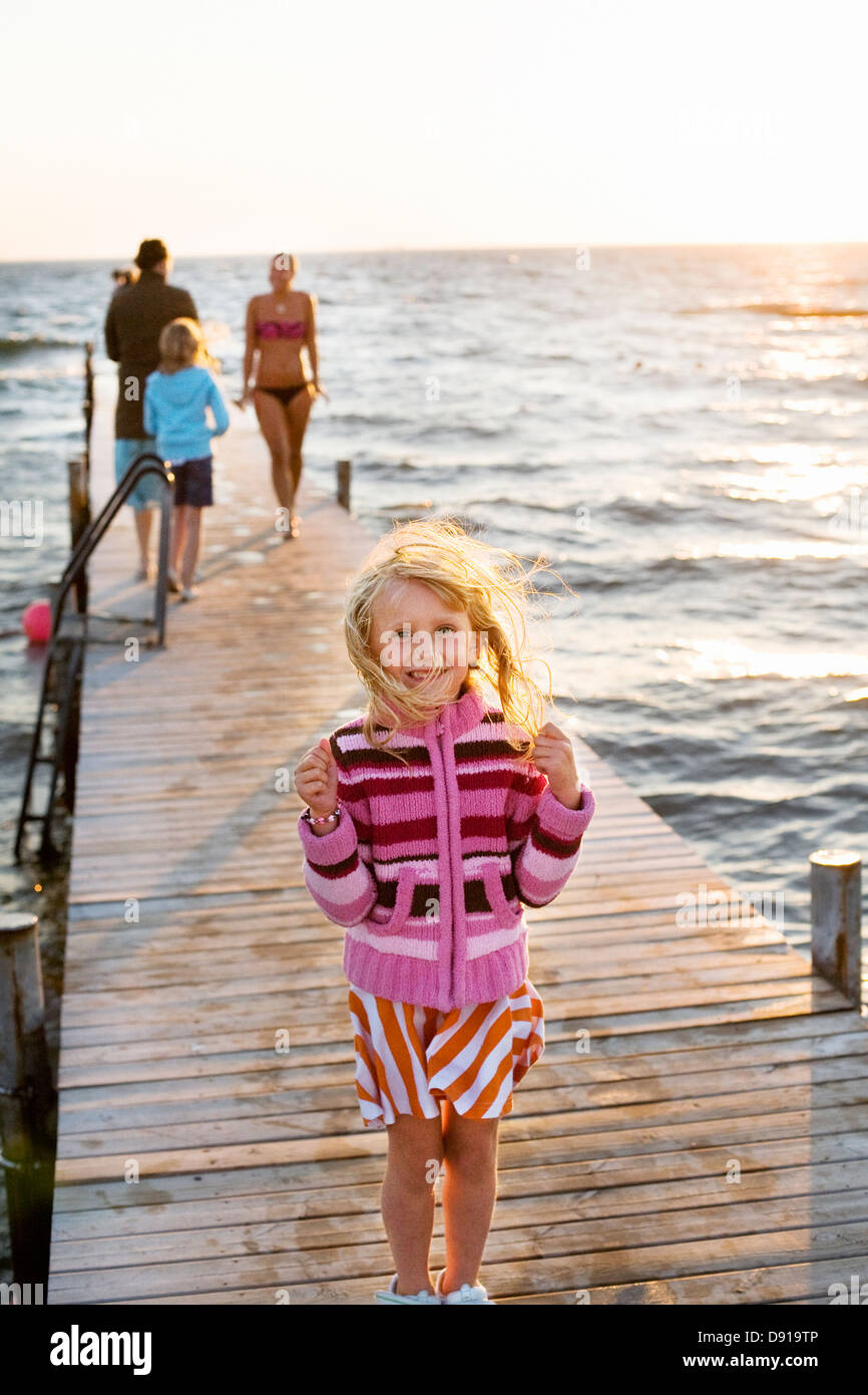 Felice ragazza sul molo, Svezia. Foto Stock
