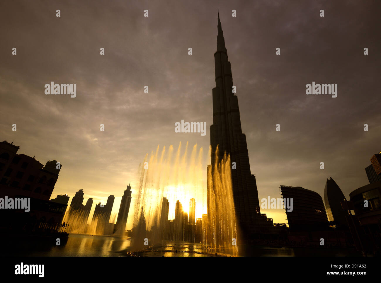 Il Burj Khalifa grattacielo, esterno del Burj Khalifa grattacielo e fontana visualizza, Dubai, Emirati Arabi Uniti arabo medio Foto Stock