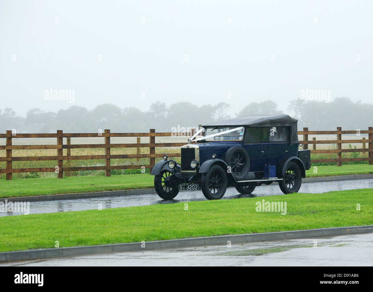 Auto d'epoca, sotto la pioggia Foto Stock